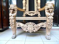El oyması, kolçak başları aslan başı figürlü, ahşap taht. 19. Y.y. Y:175cm. En:90cm.
