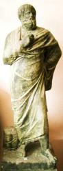 Aristoteles  heykeli. Taştan oyulmuş 2 parçadan oluşan heykel ve kaidesi  Y:138 cm.