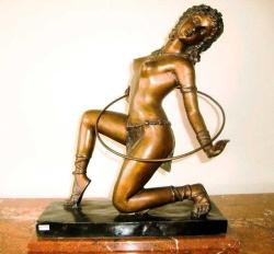 Bronz heykel  ''çemberli kadın'' figürlü. İmzalı. Y:51 cm.