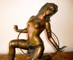 Bronz heykel  ''çemberli kadın'' figürlü. İmzalı. Y:51 cm.