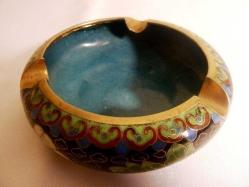 Bronz üzerine mine işlenmiş kül tablası. Ağız çapı: 11 cm.