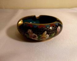 Bronz üzerine mine işlenmiş Cloisonne kül tablası. Ağız çapı: 7,5 cm.