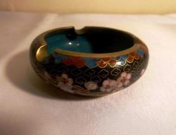 Bronz üzerine mine işlenmiş Cloisonne kül tablası. Ağız çapı: 7,5 cm.