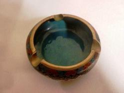 Bronz üzerine mine işlenmiş Cloisonne kül tablası. Ağız çapı: 7,5 cm.