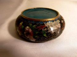 Bronz üzerine mine işlenmiş Cloisonne kül tablası. Ağız çapı: 7,5 cm.