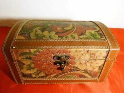 Ahşap yüzeyi çiçek motifli küçük sandık. Boyut: 21x14cm. Y:11cm