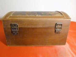 Ahşap yüzeyi çiçek motifli küçük sandık. Boyut: 21x14cm. Y:11cm