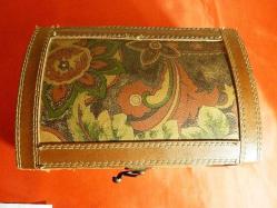 Ahşap yüzeyi çiçek motifli küçük sandık. Boyut: 21x14cm. Y:11cm