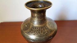 Bronz yüzeyi el kakmalı İslamik antika vazo. 19. Y.y. Y:17cm