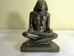 Mermer tozundan yapılmış eski Mısır tanrıçası heykeli. Y.18cm. Taban. 12.5x10cm.