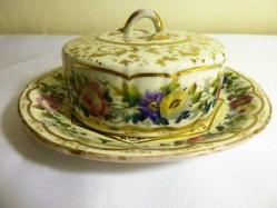 Meissen imzalı porselen el boyaması kapaklı reçellik. Çapı:19cm.