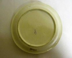 Meissen imzalı porselen el boyaması kapaklı reçellik. Çapı:19cm.