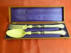 Gümüş saplı çatal kaşık servis seti. Orijinal kutulu. Boy:27,5 cm.