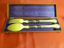 Gümüş saplı çatal kaşık servis seti. Orijinal kutulu. Boy:27,5 cm.