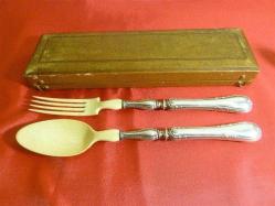Gümüş saplı çatal kaşık servis seti. Orijinal kutulu. Boy:27,5 cm.
