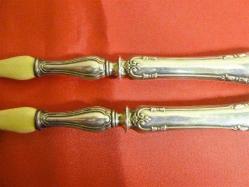 Gümüş saplı çatal kaşık servis seti. Orijinal kutulu. Boy:27,5 cm.