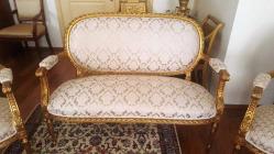 Altın varaklı,  el oyması 4 ad. tekli , 1 ad. ikili    Fransız  ahşap  koltuk takımı.