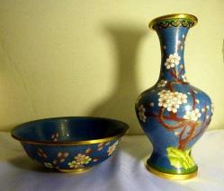 Cloisonne mine işlemeli vazo ve meyvelik seti. Vazo Y:32cm. Meyvelik Ağız çapı:26cm.
