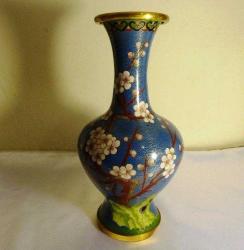 Cloisonne mine işlemeli vazo ve meyvelik seti. Vazo Y:32cm. Meyvelik Ağız çapı:26cm.