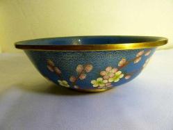 Cloisonne mine işlemeli vazo ve meyvelik seti. Vazo Y:32cm. Meyvelik Ağız çapı:26cm.
