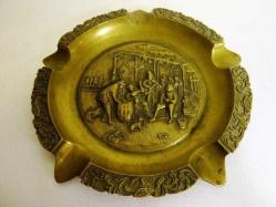 Pirinç, tablası kabartma yaşam tarzı teması işlenmiş puro küllüğü. Çapı 18cm.