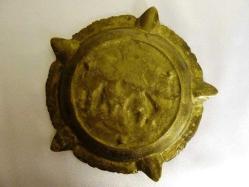 Pirinç, tablası kabartma yaşam tarzı teması işlenmiş puro küllüğü. Çapı 18cm.