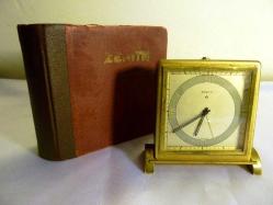 Zenith marka bronz alarmlı, kurmalı masa saati. Orijinal kutusunda. Ebatı:8,5x8,5 cm