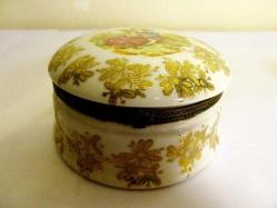 Sevr imzalı, altın vermeyli el boyaması, porselen mücevher kutusu. Çapı:11cm. Y:5,5cm.