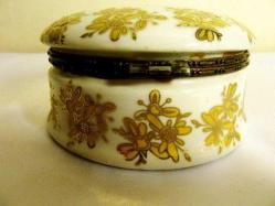 Sevr imzalı, altın vermeyli el boyaması, porselen mücevher kutusu. Çapı:11cm. Y:5,5cm.