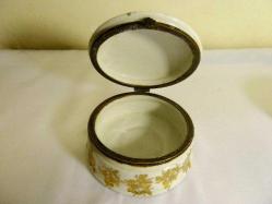 Sevr imzalı, altın vermeyli el boyaması, porselen mücevher kutusu. Çapı:11cm. Y:5,5cm.