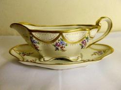 İmzalı, altın vermeyli el boyaması, porselen tabaklı sosluk. 19. Y.y. Sosluk boyu 21x10cm.