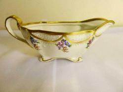 İmzalı, altın vermeyli el boyaması, porselen tabaklı sosluk. 19. Y.y. Sosluk boyu 21x10cm.