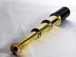 Pirinç, 3 kademeli açılıp kapanabilen gemici dürbünü.  Boyu açık. 38cm. Kapalı 14cm