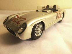 Mercedes Benz 300 SLR diecast metal araba. Burago üretimi. 1:18