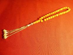 Altın yaldızlı, püsküllü, usta işi sıkma kehribar 33'lük tesbih. Püskül dahil. 43cm.