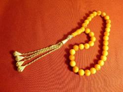 Altın yaldızlı, püsküllü, usta işi sıkma kehribar 33'lük tesbih. Püskül dahil. 43cm.