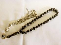 Erzurum oltu taşı, usta işi gümüş işlemeli, gümüş püsküllü  33'lük tesbih. Boy 47cm.