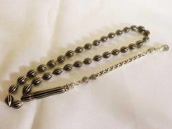 Erzurum oltu taşı, usta işi, karpuz kesim, gümüş çakma, gümüş kamçılı 33'lük tesbih. Boy 34cm.