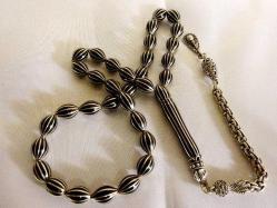 Erzurum oltu taşı, usta işi, karpuz kesim, gümüş çakma, gümüş kamçılı 33'lük tesbih. Boy 34cm.