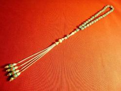 Hindistan işi, pirinç ve firuze kakmalı, 4 saçaklı, püsküllü 33'lük tesbih. İmame dahil 26cm.