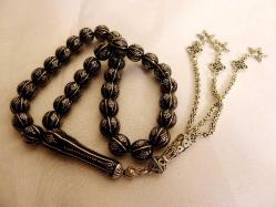 Erzurum oltu taşı, gümüş kakmalı, gümüş püsküllü, usta işi  33'lük tesbih. İmame dahil 23cm. Püskül dahil 36cm.