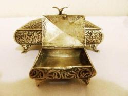 Osmanlı dönemi, el kakması, 800 ayar gümüş sigara ve kibrit kutusu seti. Sigara kutusu 150gr. 11x8cm Y:6cm. Kibrit kutusu 40gr. 5x4cm. Y:3,5cm.