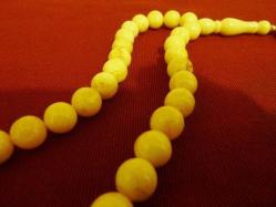 Sıkma kehribar,  altın renkli püsküllü 33'lük tesbih. İmame dahil 20cm.