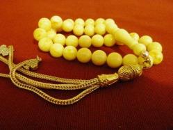 Sıkma kehribar,  altın renkli püsküllü 33'lük tesbih. İmame dahil 20cm.
