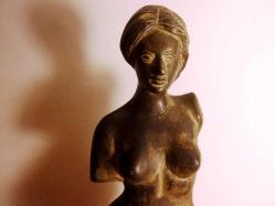 Bronz Afrodit kadın heykeli. Yükseklik 47cm. Taban 12.5x13.5