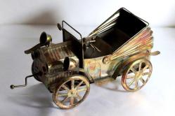 Metal, el yapımı önden çevirme kollu, klasik araba, müzik kutusu. Boy 28cm. Y 15cm.