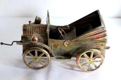 Metal, el yapımı önden çevirme kollu, klasik araba, müzik kutusu. Boy 28cm. Y 15cm.