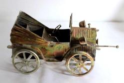 Metal, el yapımı önden çevirme kollu, klasik araba, müzik kutusu. Boy 28cm. Y 15cm.