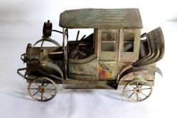 Metal, el yapımı önden çevirme kollu, müzik kutusu klasik araba. Boy 28cm. Y 15cm.