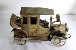 Metal, el yapımı önden çevirme kollu, müzik kutusu klasik araba. Boy 28cm. Y 15cm.